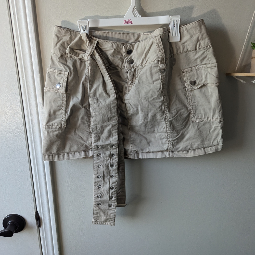 NWOT Stylish Beige Cargo Skirt With Belt for Women